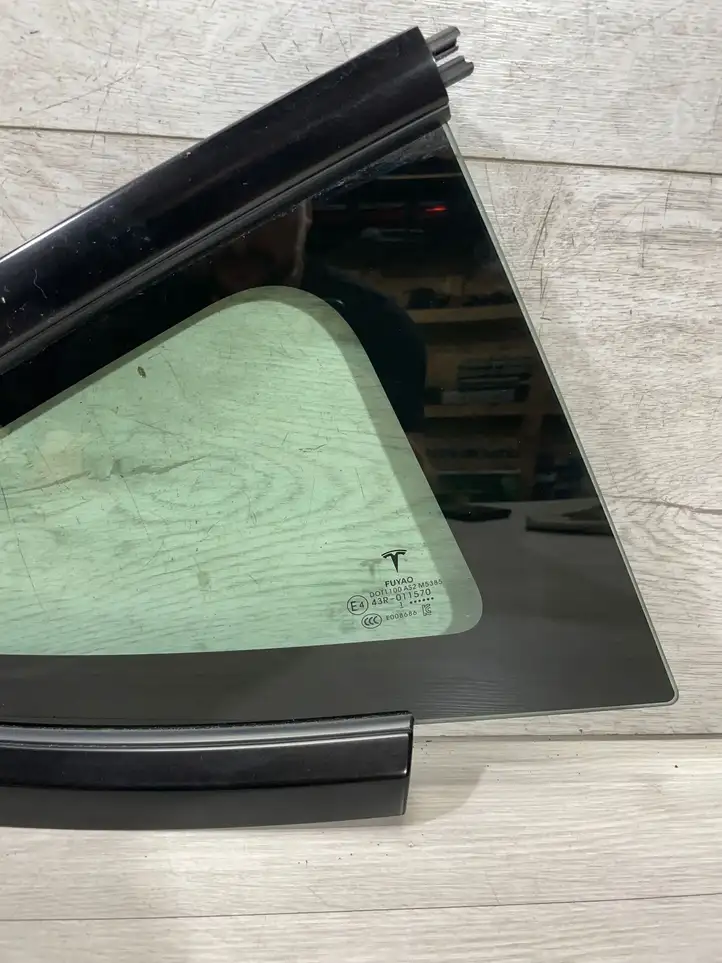 Tesla Model 3 (2017 - 2023) 15149790 Форточка двери — фото 5