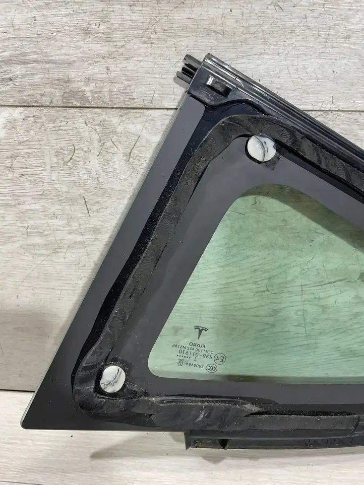 Tesla Model 3 (2017 - 2023) 15149790 Форточка двери — фото 7