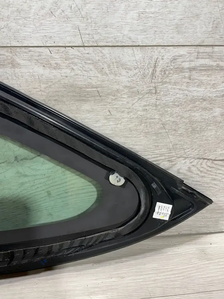 Tesla Model 3 (2017 - 2023) 15149790 Форточка двери — фото 8