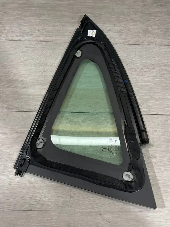 Tesla Model 3 (2017 - 2023) 15149790 Форточка двери — фото 9