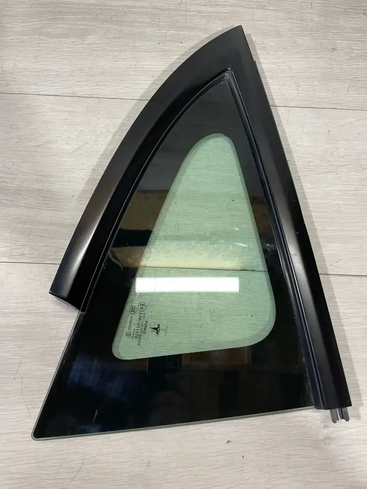 Tesla Model 3 (2017 - 2023) 15149790 Форточка двери — фото 10