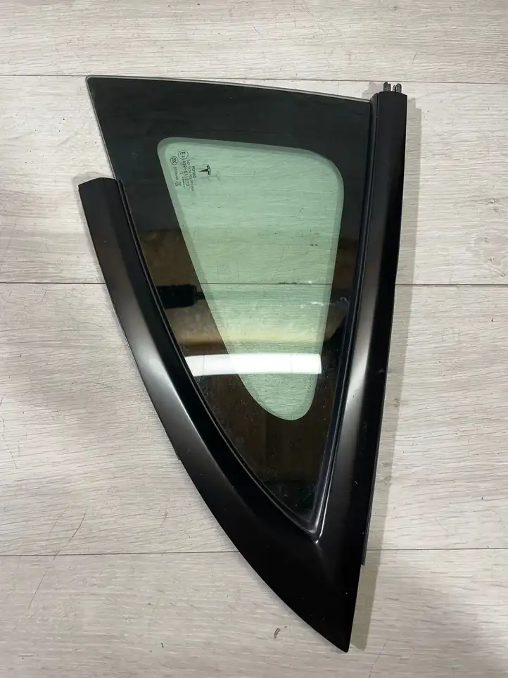 Tesla Model 3 (2017 - 2023) 15149780 Форточка двери — фото 3