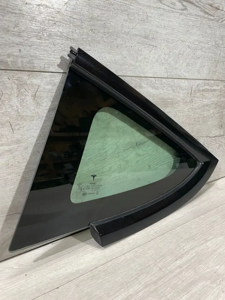 Tesla Model 3 (2017 - 2023) 15149780 Форточка двери — фото 7