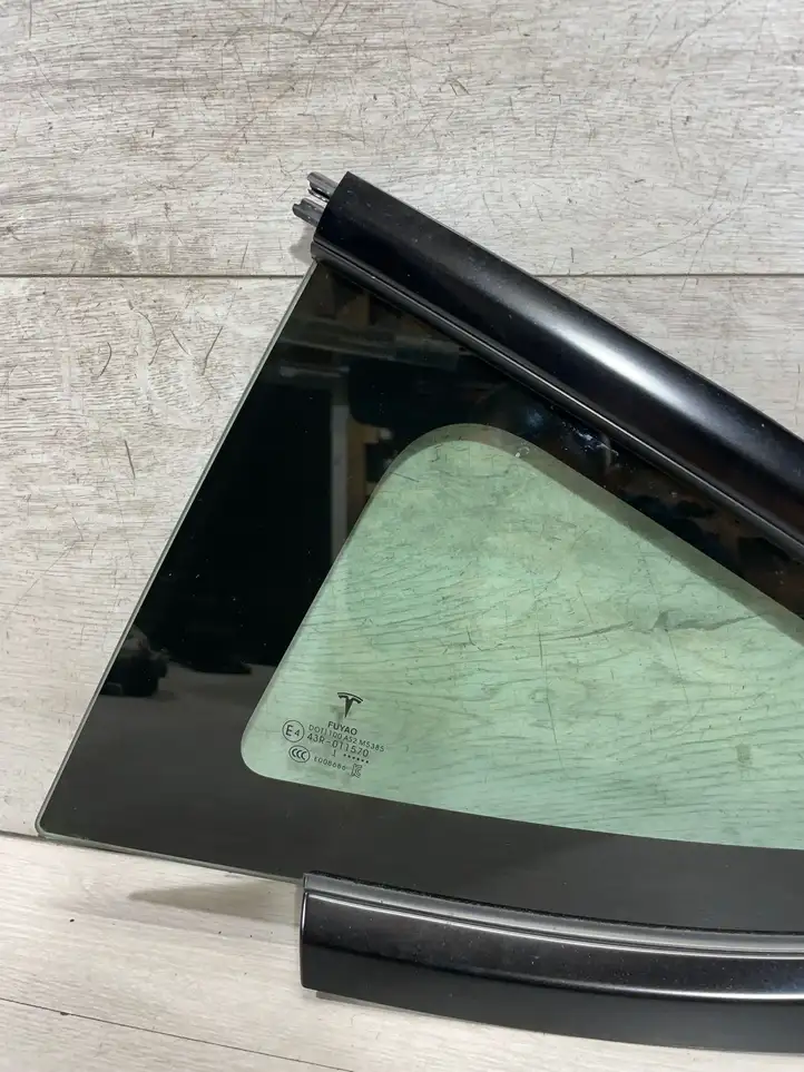 Tesla Model 3 (2017 - 2023) 15149780 Форточка двери — фото 8