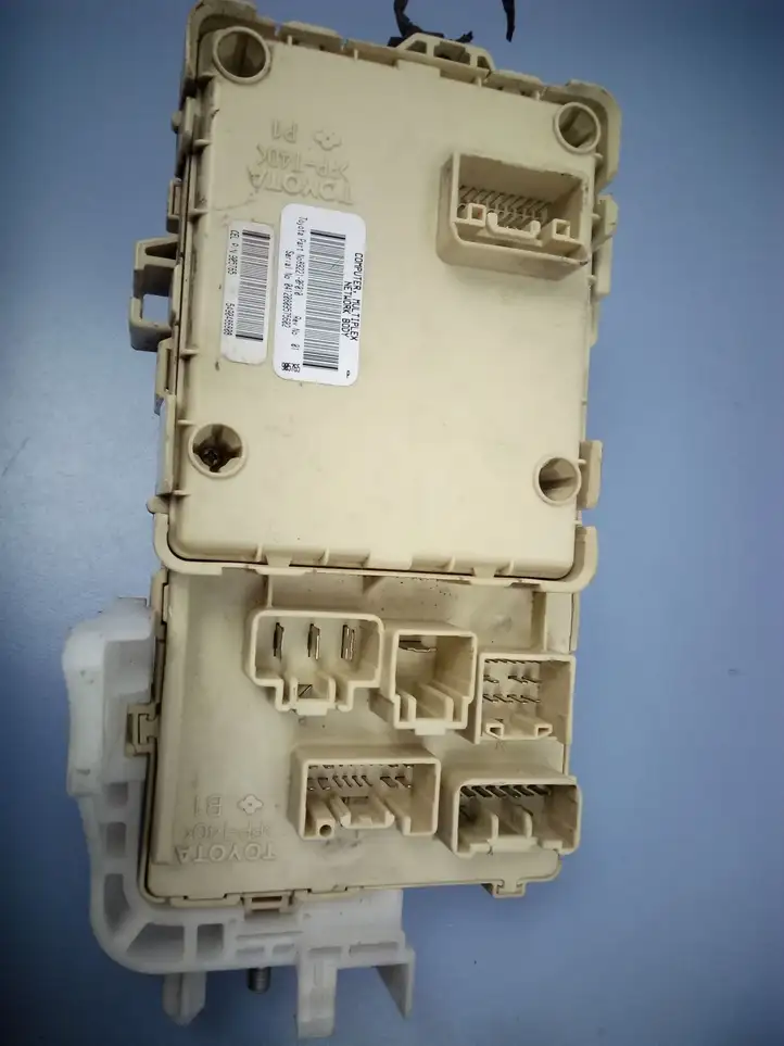 Toyota Corolla Verso AR10 (2004 - 2009) 892210F010 Блок предохранителей — фото 1
