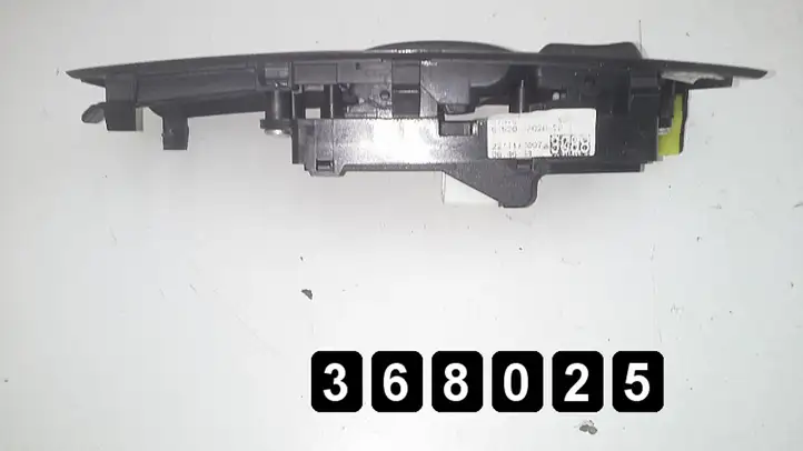 Toyota Corolla Verso AR10 (2004 - 2009) 74231-0f020 Другие включатели / ручки/ переключатели — фото 3