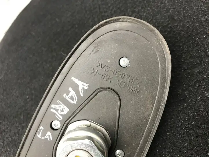 Toyota Yaris (2014 - 2019) V309075C GPS антенна — фото 3