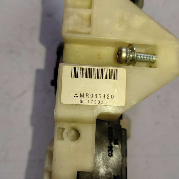 Mitsubishi Colt (2004 - 2008)  MR986420 Комплект ручек