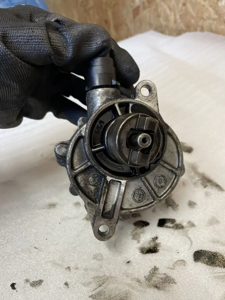 Mercedes-Benz E W211 (2002 - 2009) A6462300265 Вакуумный насос — фото 2