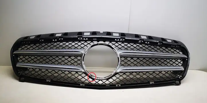 Mercedes-Benz A W176 (2012 - 2018) A1768880250 Верхняя решетка радиатора — фото 1
