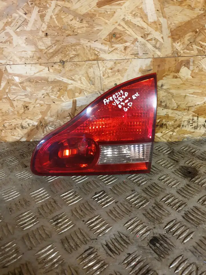 Toyota Avensis Verso (2001 - 2004) Задний фонарь в крышке багажника — фото 1
