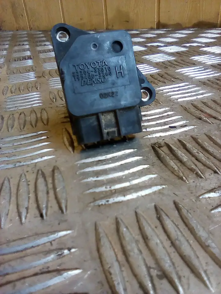Toyota Yaris (2005 - 2009) 2220433010 Датчик массового расхода воздуха — фото 2