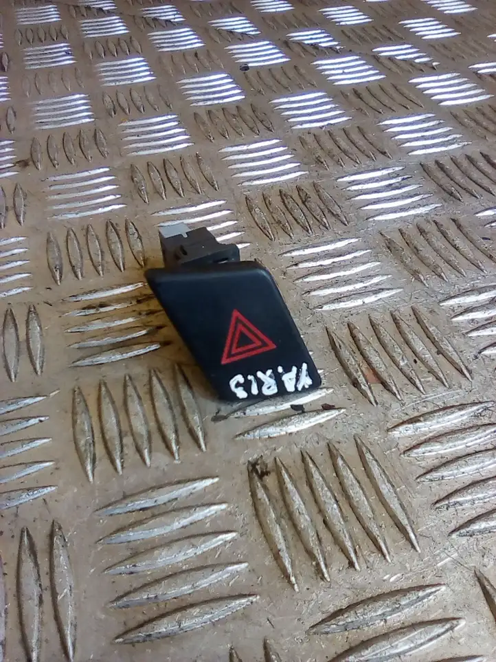 Toyota Yaris (2005 - 2009) 843320D020 Включатель аварийных фонарей — фото 1