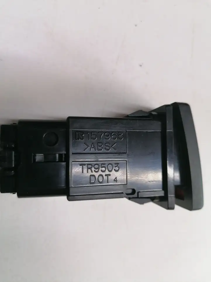 Toyota Avensis T250 (2003 - 2006) Включатель аварийных фонарей — фото 3