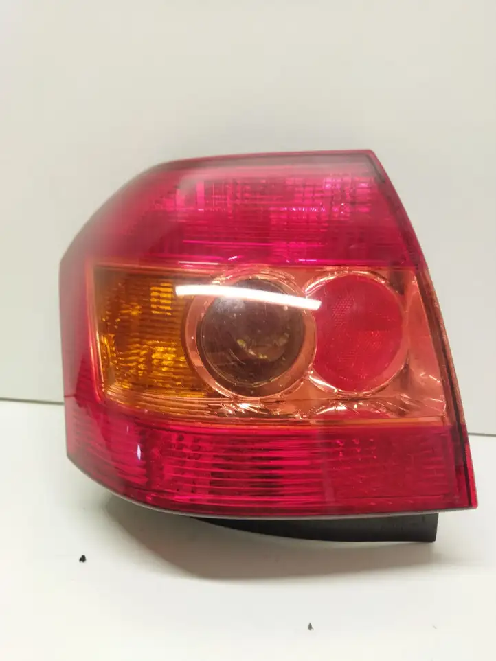 Toyota Corolla E120 E130 (2004 - 2007) 8155002300 Задний фонарь в кузове — фото 1