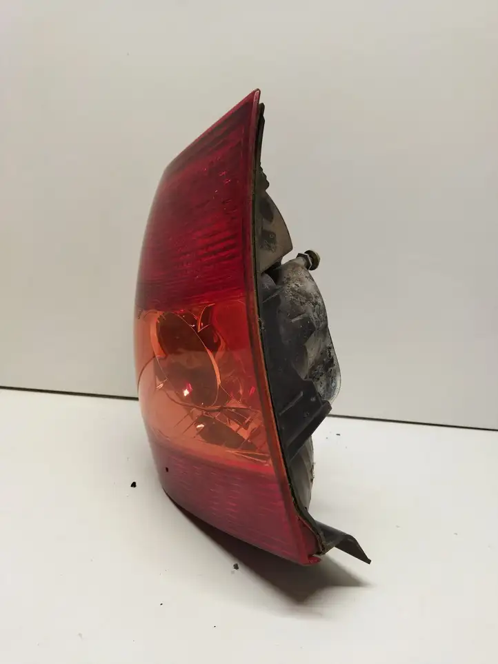 Toyota Corolla E120 E130 (2004 - 2007) 8155002300 Задний фонарь в кузове — фото 4