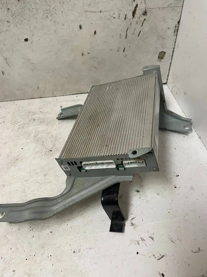Toyota Prius (XW20) (2003 - 2009) 862800W240 Усилитель звука — фото 1