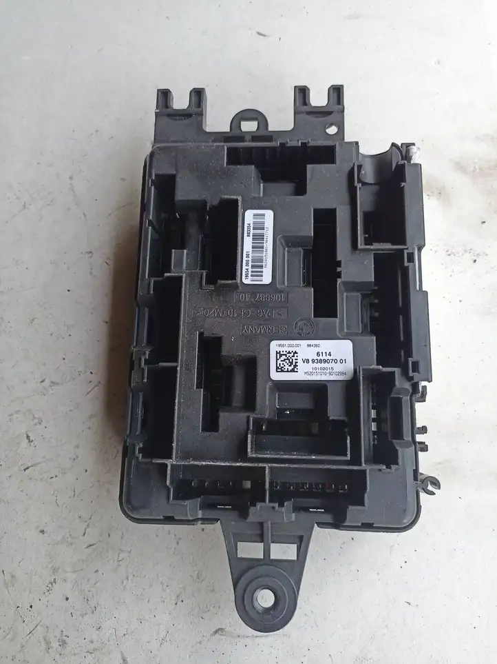 BMW 3 F30 F35 F31 (2012 - 2018) 9389070 Блок предохранителей — фото 1