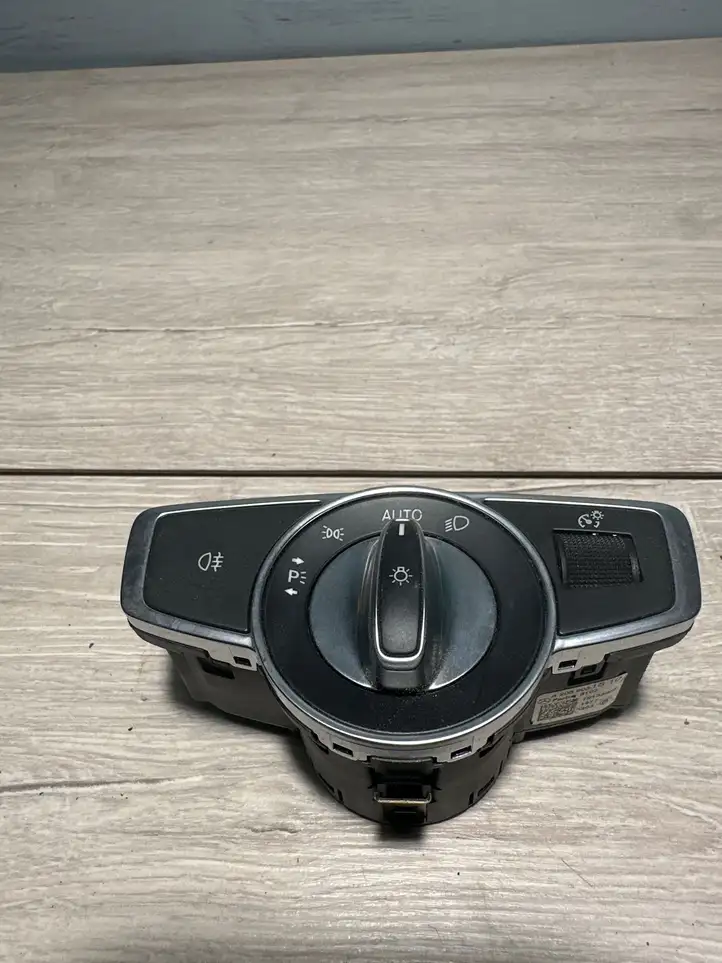 Mercedes-Benz C W205 (2014 - 2021) A2059051810 Включатель фонарей — фото 1