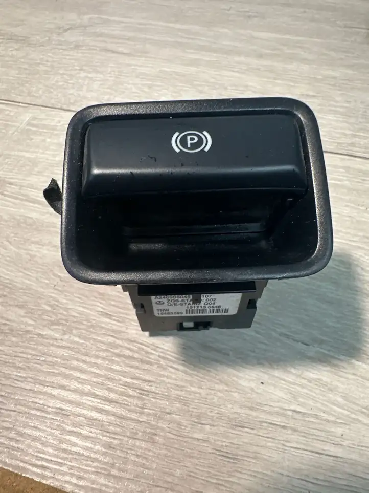 Mercedes-Benz A W176 (2012 - 2018) A2469050451 Кнопка ручного тормоза — фото 1