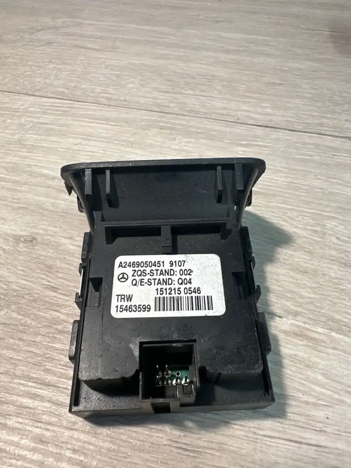 Mercedes-Benz A W176 (2012 - 2018) A2469050451 Кнопка ручного тормоза — фото 2