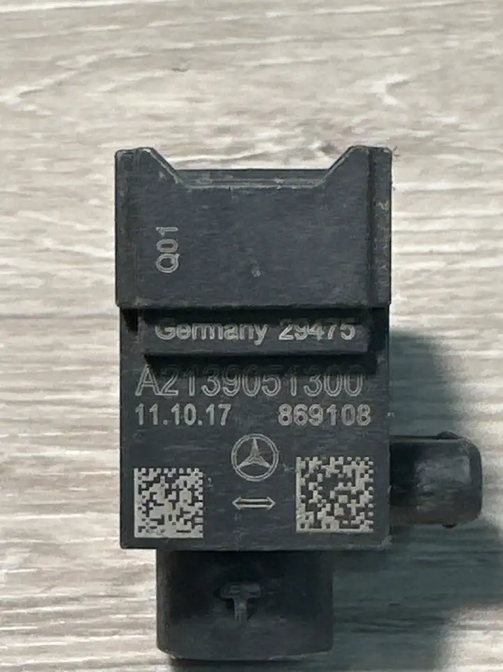 Mercedes-Benz C W205 (2014 - 2021) A2139051300 Датчик удара SRS — фото 2