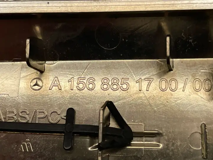 Mercedes-Benz GLA W156 (2017 - 2020) Заглушка буксировочной петли бампера — фото 3