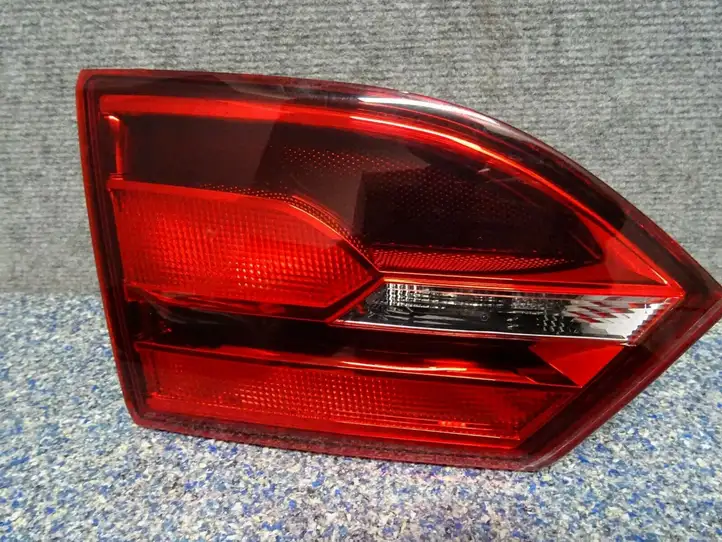 Volkswagen Jetta VI (2011 - 2018) 5C6945093B Задний фонарь в крышке багажника — фото 1