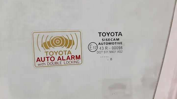 Toyota C-HR I (2016 - 2022) 68102F4010 Стекло передней двери — фото 2