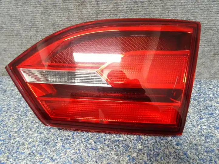 Volkswagen Jetta VI (2011 - 2018) 5C6945094B Задний фонарь в крышке багажника — фото 1