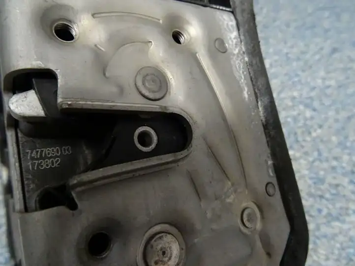 BMW 5 G30 G31 (2016 - ) 7477690 Замок задней двери — фото 2