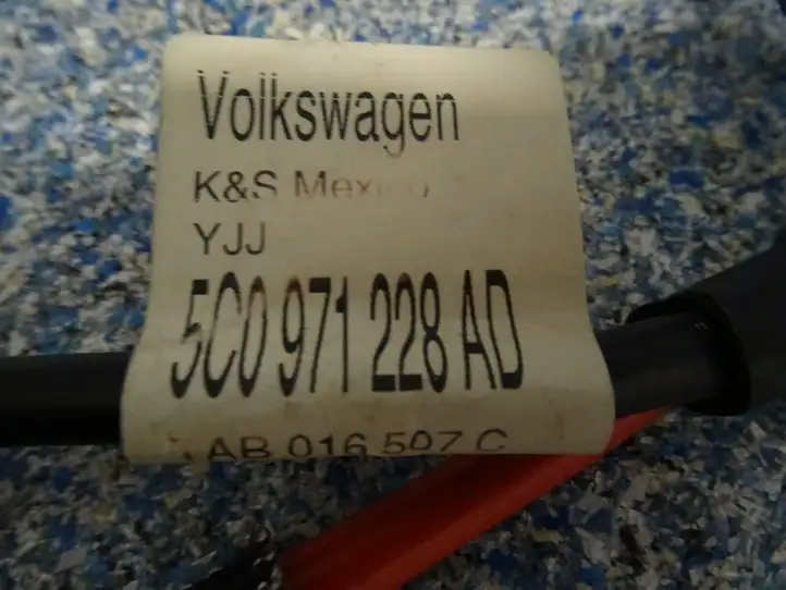 Volkswagen Jetta VI (2011 - 2018) 5C0971228AD Плюсовой провод аккумулятора — фото 4