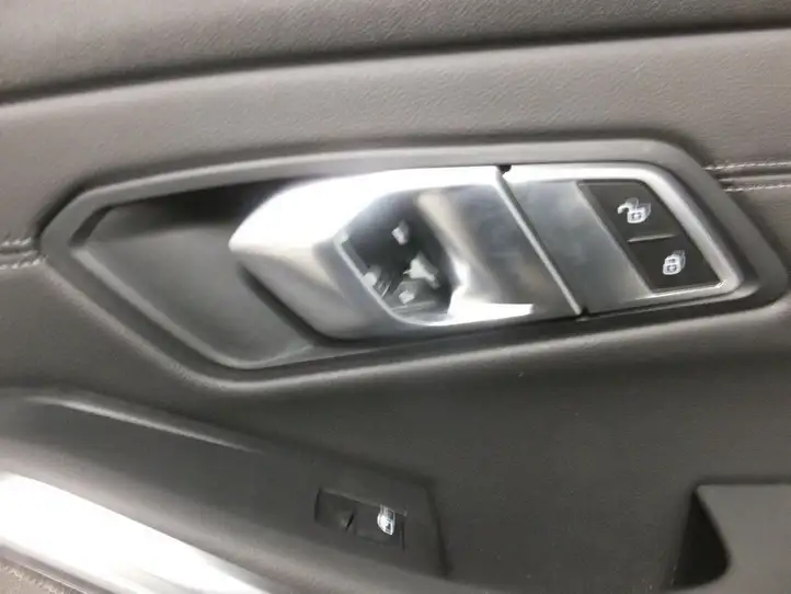 BMW 3 G20 G21 (2019 - ) Обшивка передней двери — фото 2