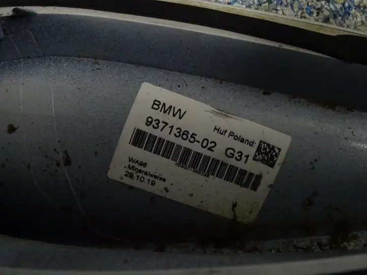BMW 5 G30 G31 (2016 - ) 9371365 Крышка GPS-антенны — фото 6