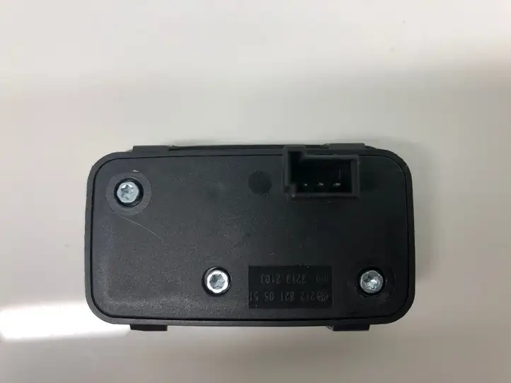 Mercedes-Benz C W205 (2014 - 2021) A2128210551 Кнопка закрытия багажника — фото 4
