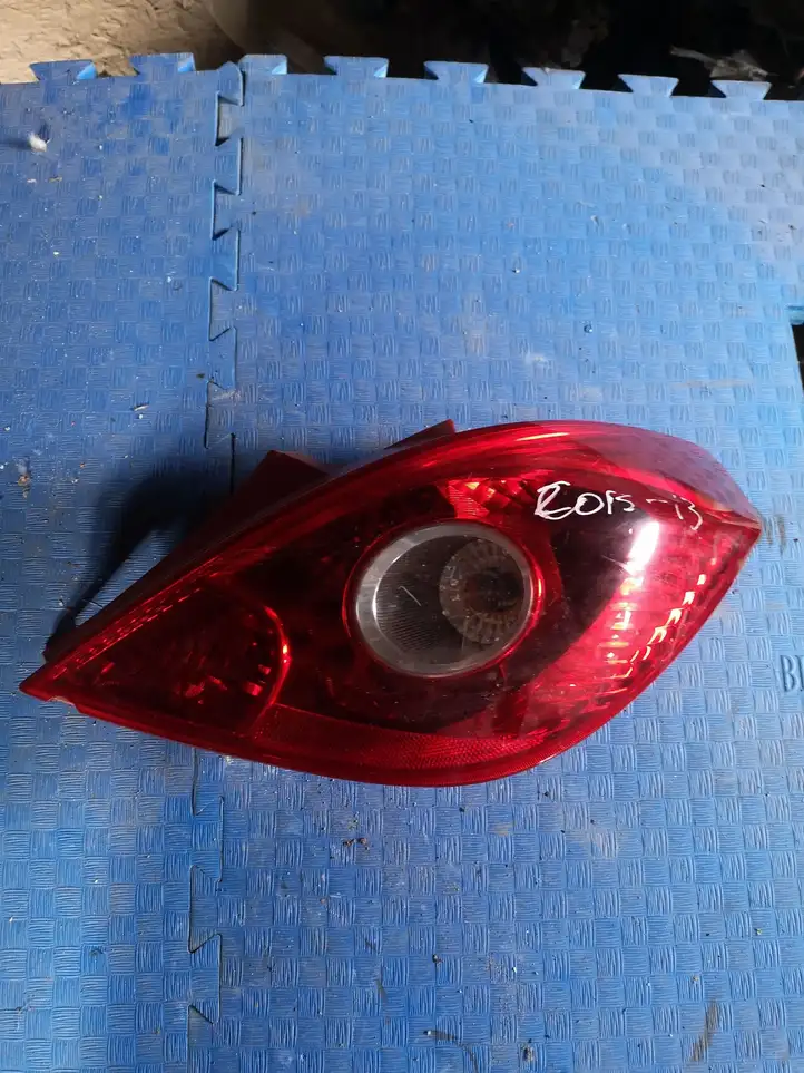 Opel Corsa D (2010 - 2014) 13211841 Задний фонарь в крышке багажника — фото 1