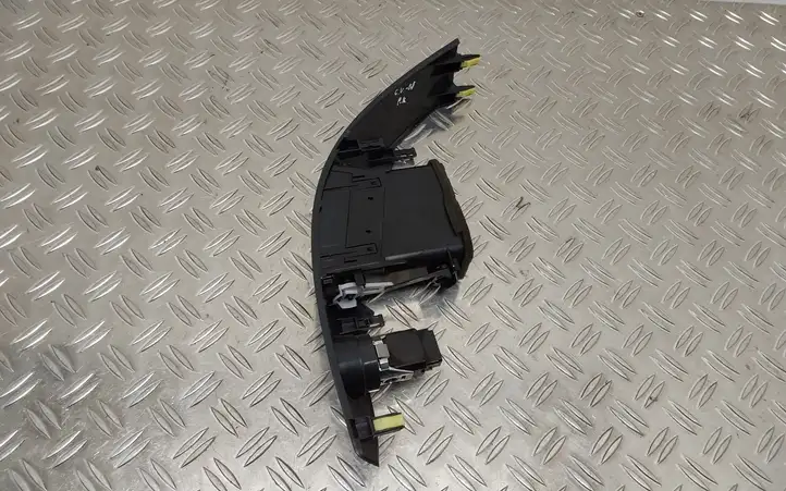 Toyota Corolla Verso AR10 (2004 - 2009) 5567064010 Центральный воздушный дефлектор — фото 5