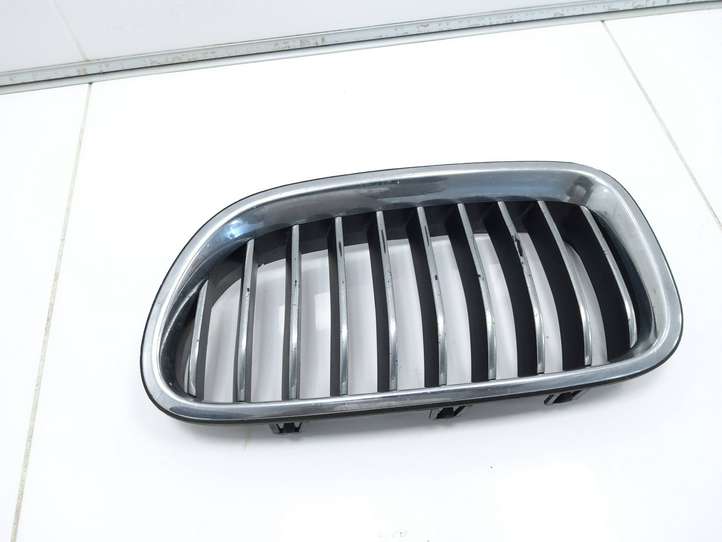 BMW 5 F10 F11 (2009 - 2016)  7336477 Верхняя решётка