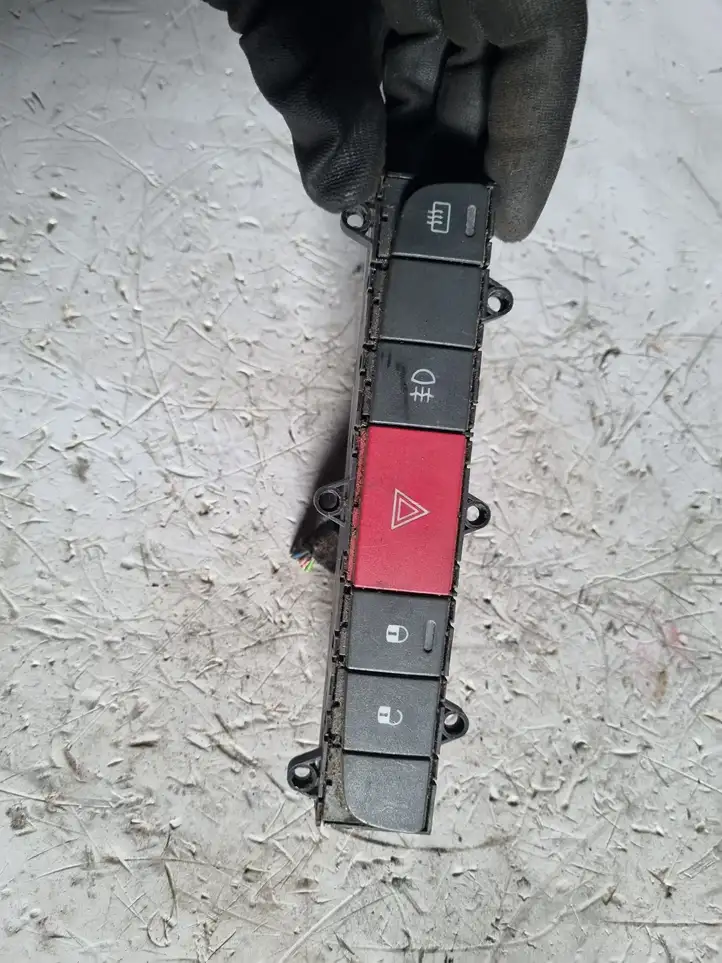 Peugeot Boxer (2007 - 2014) 7354213590 Включатель аварийных фонарей — фото 1