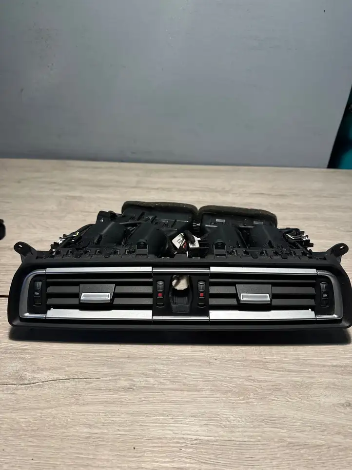 BMW 7 F01 (2008 - 2016) 9115860 Центральный воздушный дефлектор — фото 1