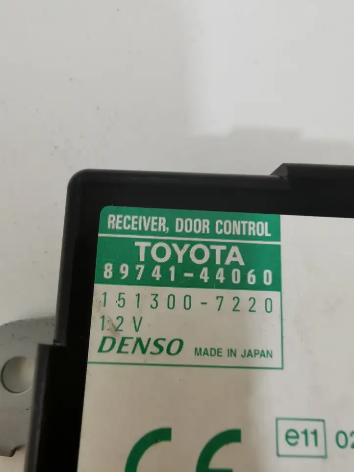 Toyota Avensis Verso (2001 - 2004) 8974144060 Блок управления дверью — фото 1