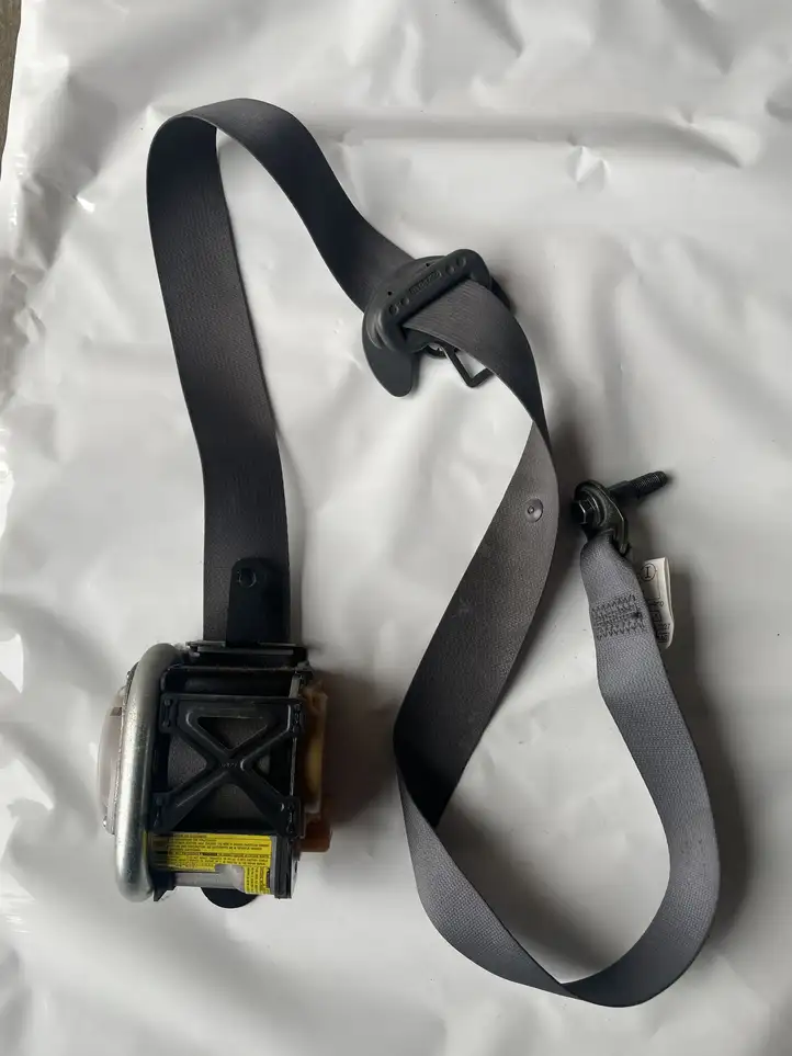Toyota Land Cruiser (J120) (2002 - 2009) Передний ремень безопасности — фото 2