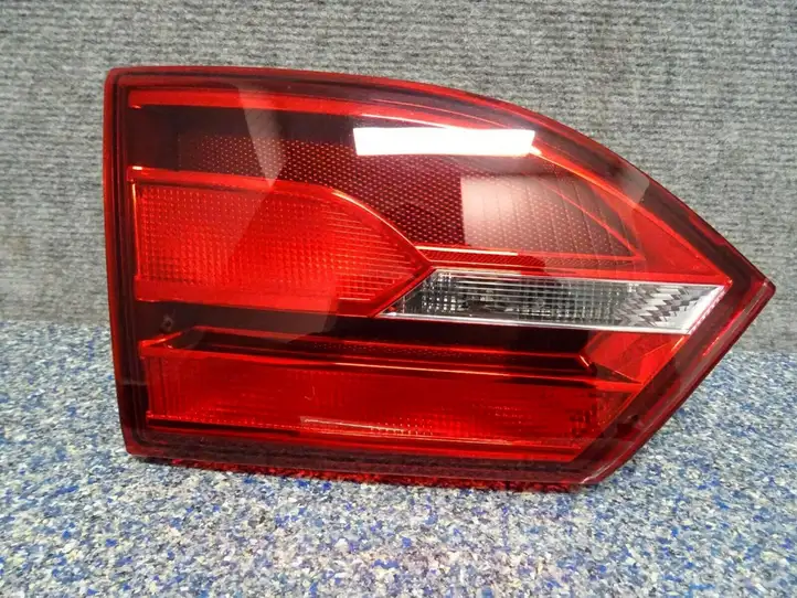 Volkswagen Jetta VI (2011 - 2018) 5C6945093B Задний фонарь в крышке багажника — фото 1