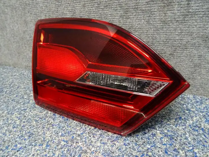 Volkswagen Jetta VI (2011 - 2018) 5C6945093B Задний фонарь в крышке багажника — фото 5