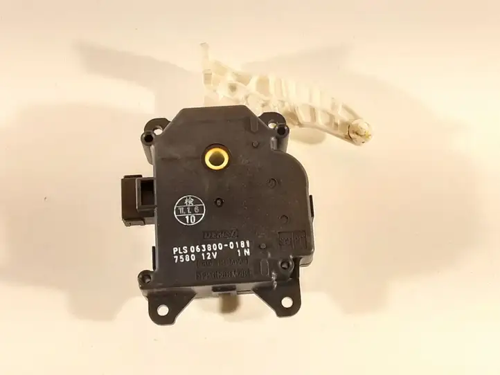 Toyota Prius (XW30) (2009 - 2015) PLS0638000181 Двигатель задвижки потока воздуха — фото 1