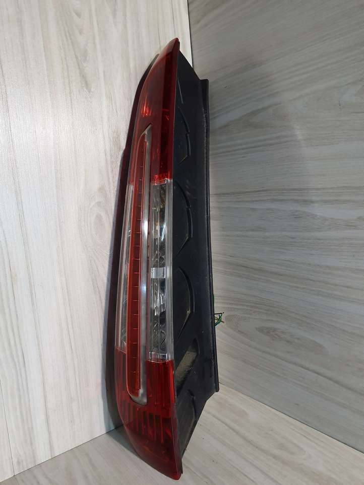Ford Focus C-MAX (2003 - 2010)   Задний фонарь в кузове