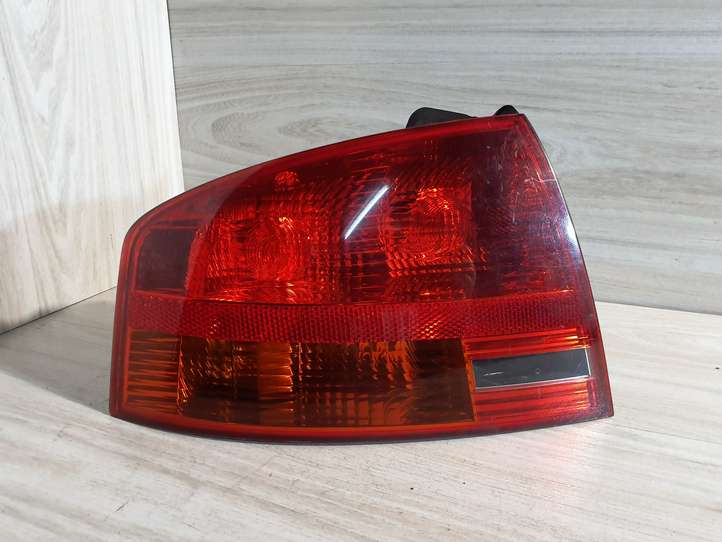 Audi A4 (2004 - 2009)   Задний фонарь в кузове
