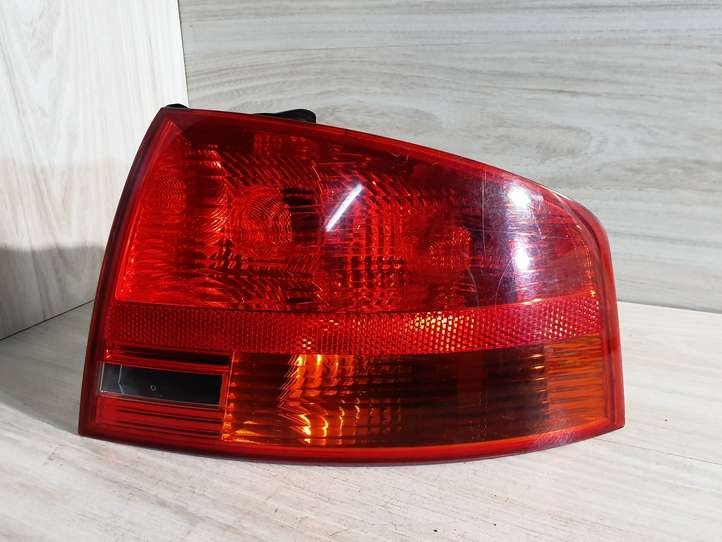 Audi A4 (2004 - 2009)   Задний фонарь в кузове