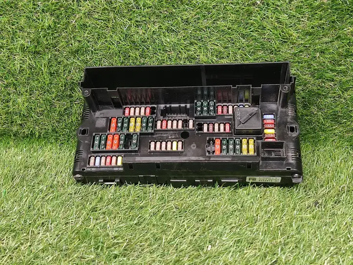 BMW 5 F10 F11 (2009 - 2016)  9252815 Блок предохранителей