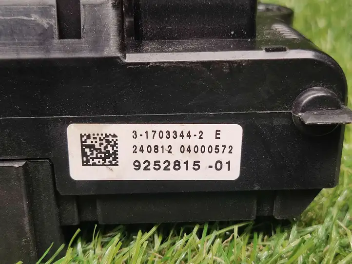 BMW 5 F10 F11 (2009 - 2016)  9252815 Блок предохранителей